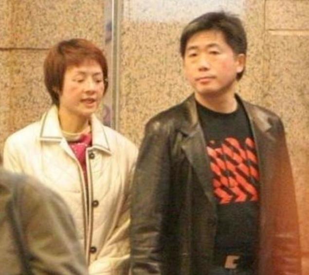 56歲香港「第一波霸」再現洶湧上圍！花百萬為胸買保險　拖26年男友猝死為繼子棄遺產！