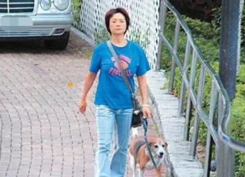 56歲香港「第一波霸」再現洶湧上圍！花百萬為胸買保險　拖26年男友猝死為繼子棄遺產！