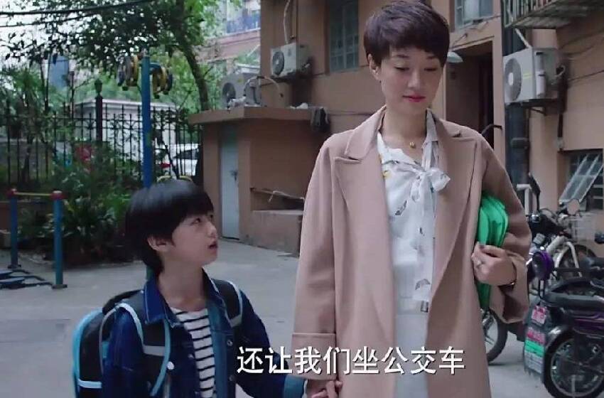 半夜接到前夫電話,女子慌忙下樓,坐進前夫車裡,兩人都哭了