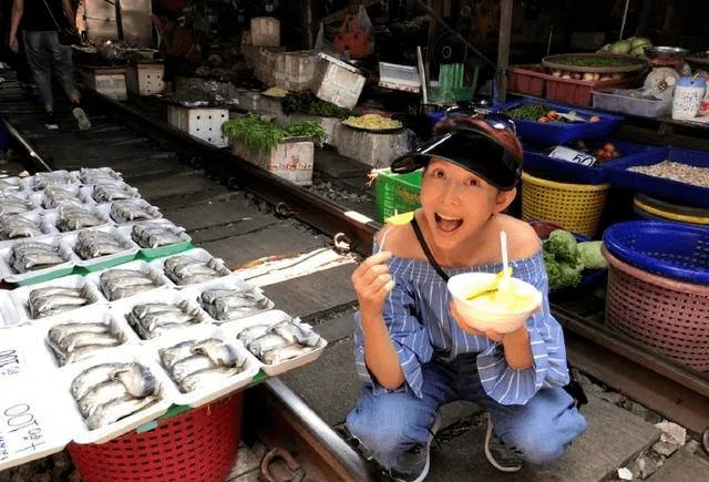 蔡少芬坦然面對衰老，不介意年齡，50歲美顏跟素顏差距大，網游直呼太真實！