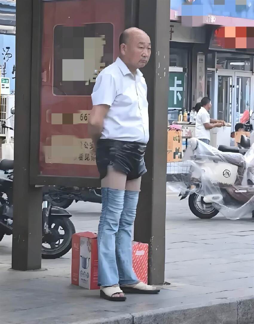 街頭偶遇「混搭阿公」，路人都在拍照嘲笑！直到有人發現「1細節」后全網破防：錯怪他了！