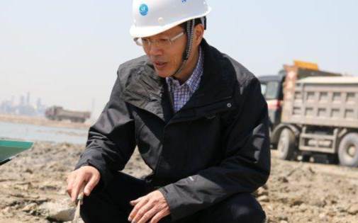 街頭偶遇「混搭阿公」，路人都在拍照嘲笑！直到有人發現「1細節」后全網破防：錯怪他了！