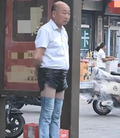 街頭偶遇「混搭阿公」，路人都在拍照嘲笑！直到有人發現「1細節」后全網破防：錯怪他了！