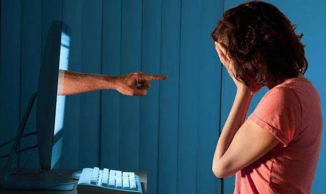 女乘客怕冷向空姐索取毯子，卻被當眾飆罵？！