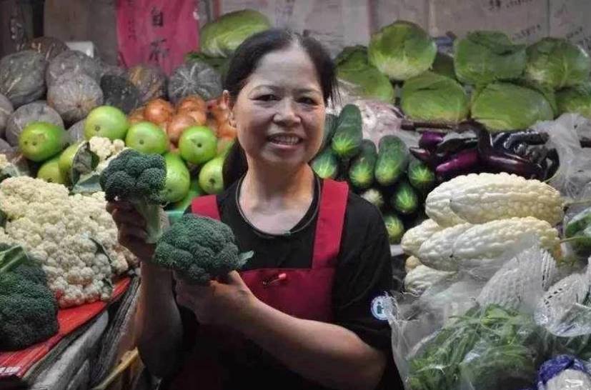 台東61歲賣菜阿姨陳樹菊每日工作18小時，48年來從不間斷，賺的上千萬全捐出，為母校蓋圖書館。網讚「平凡而又偉大」