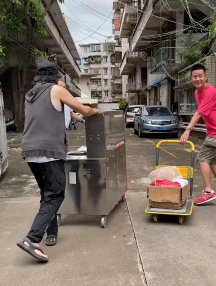 厲害！TVB前男星內地開餐廳獲食客大排長隊，生意紅火更獲贊是好老闆