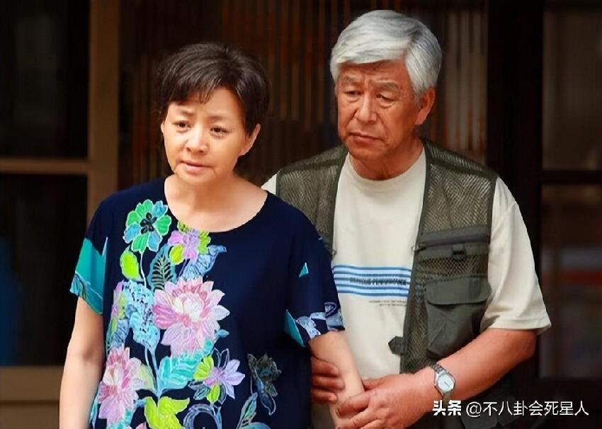 三兒女集體啃老！資深男星不敢休息「賺錢養全家」，77歲看清「帶癱妻住進養老院」每天笑呵呵 # 不受家庭束縛