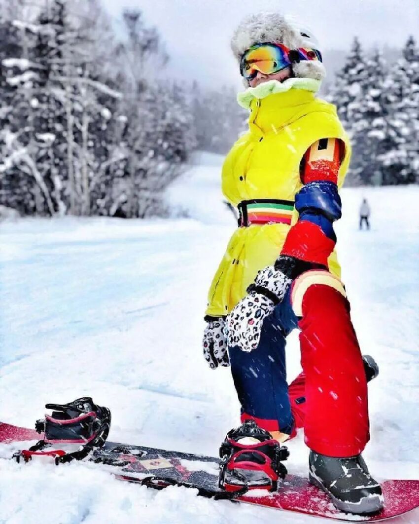 厲害！香港知名女星滑雪曬小背心美照，零下十度被贊勇氣可嘉