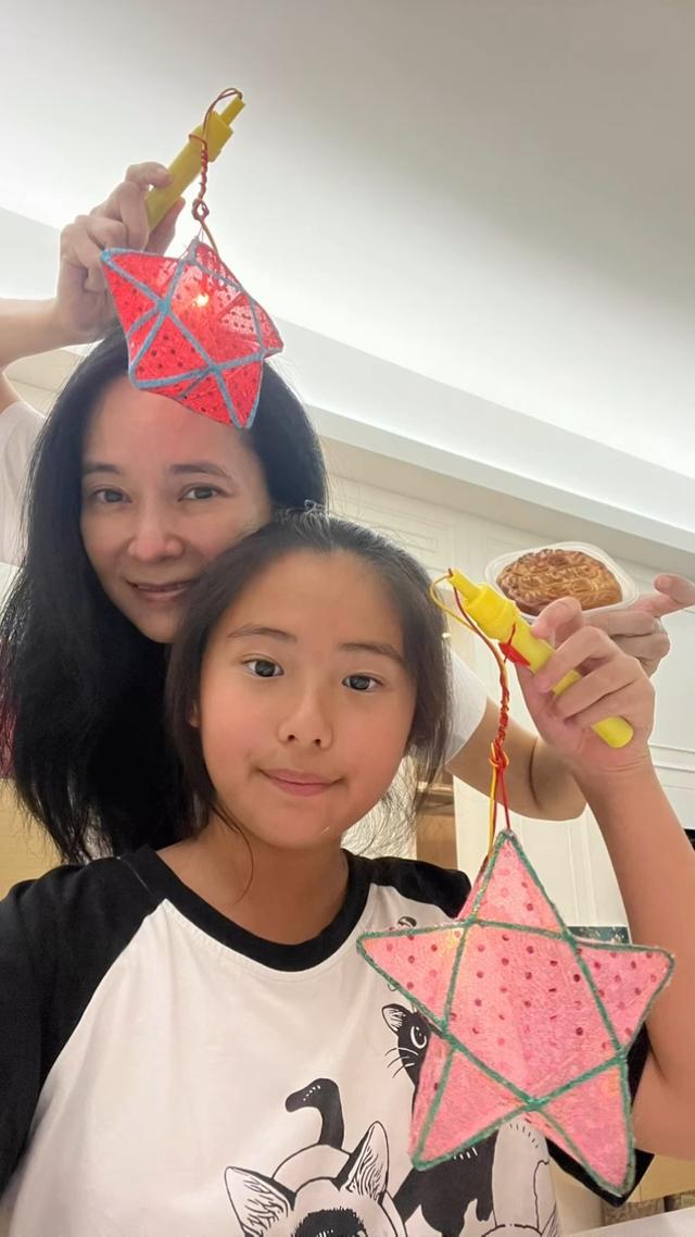 郭羨妮曬全家福溫馨過中秋！12歲女兒越大越漂亮，眉眼如畫真標緻