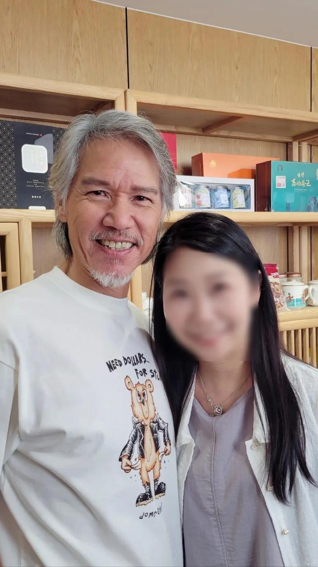 林嘉華傳陷財困出山拍劇，滿頭白髮擁健美身材，結婚多年零緋聞