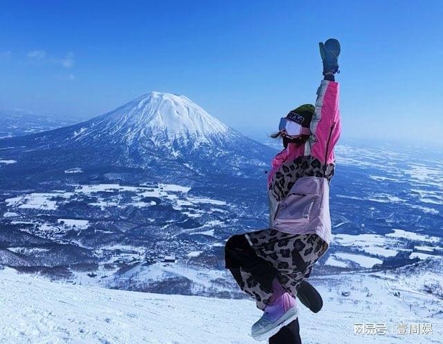 李彩樺日本滑雪遭遇意外，跌入兩米雪洞大喊救命，被人合力救起