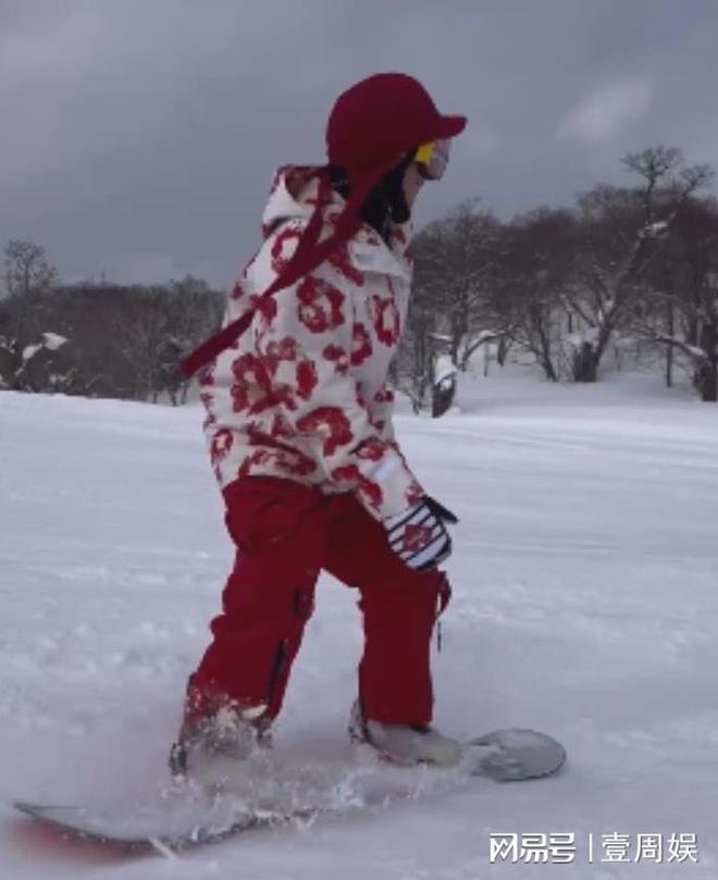 李彩樺日本滑雪遭遇意外，跌入兩米雪洞大喊救命，被人合力救起