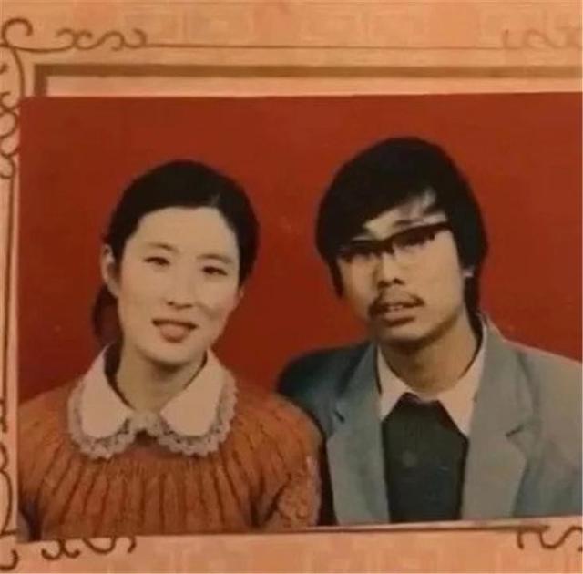 「媽,你當年怎麼看上我爸的?」網友曬父母結婚照,顏值反差太大