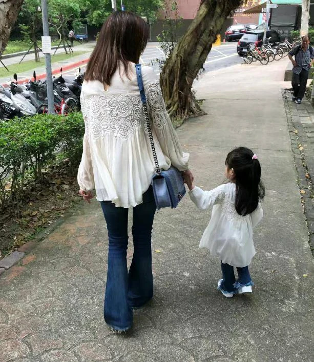 劉真7歲女兒霓霓近況：拿100分給父親看，個性和媽媽一樣要強！！