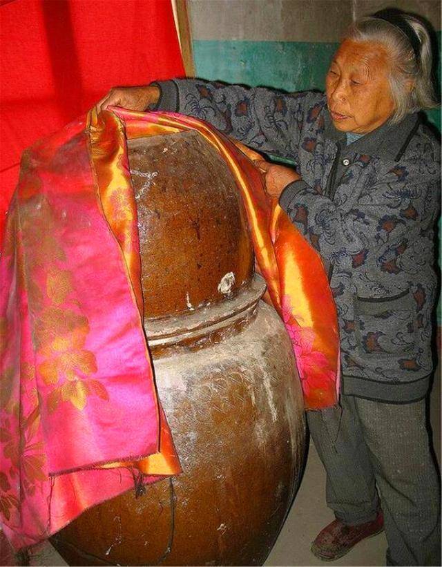 84歲尼姑絕食7天圓寂！生前交代弟子「把肉身放到坐缸中」　3年後「修成正果開缸」驚呆在場所有人