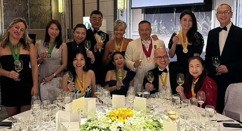 恭喜!TVB前藝人廖碧兒迎來新戀情,和70歲富商男友手挽手宣誓主權