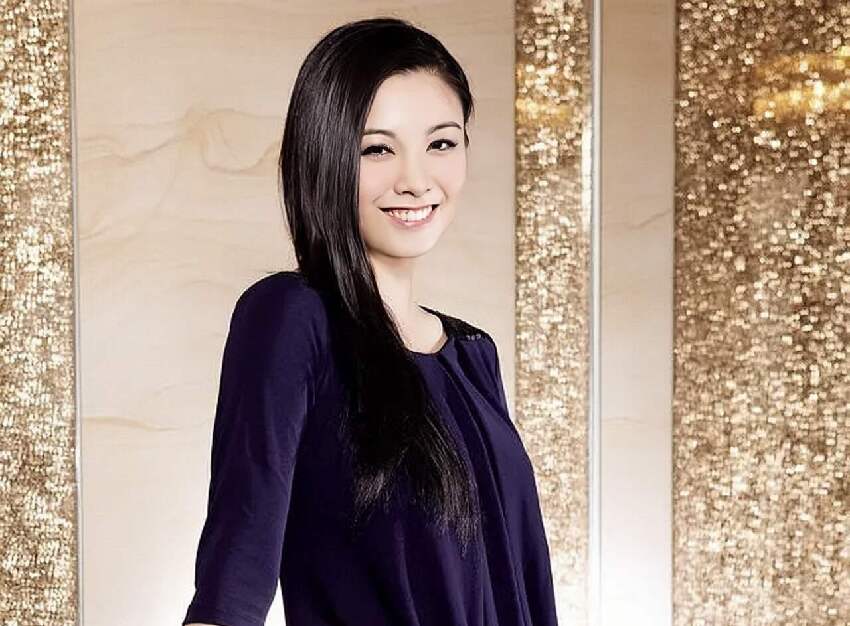 恭喜!TVB前藝人廖碧兒迎來新戀情,和70歲富商男友手挽手宣誓主權
