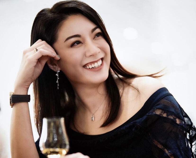 恭喜!TVB前藝人廖碧兒迎來新戀情,和70歲富商男友手挽手宣誓主權