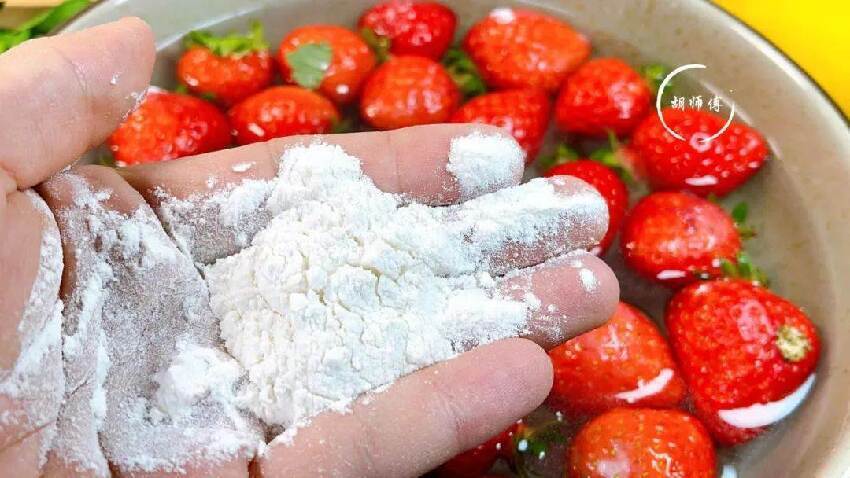 清洗草莓時，有人加鹽有人加麵粉，都不對！教你正確做法，蟲卵農藥自動跑光