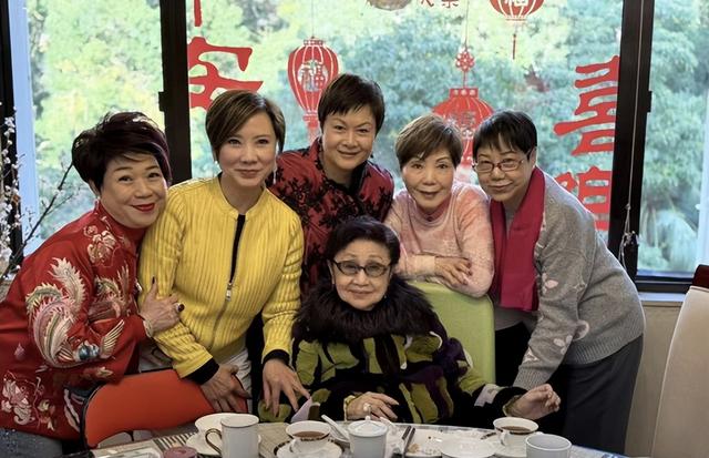 白雪仙96歲仍雍容華貴！愛徒齊拜年，與任劍輝情深一世令人動容