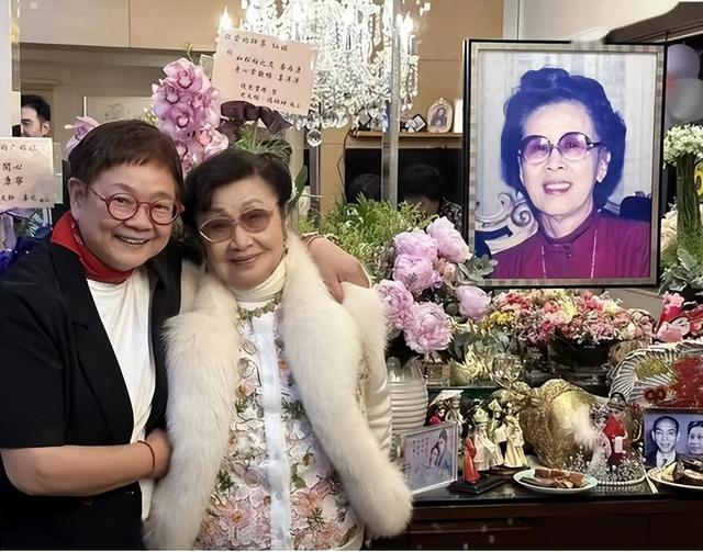 白雪仙96歲仍雍容華貴！愛徒齊拜年，與任劍輝情深一世令人動容