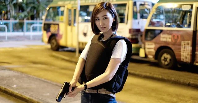 她港姐出道南京長大，身材性感擅演心機女，孝順懂事香港買樓大賺