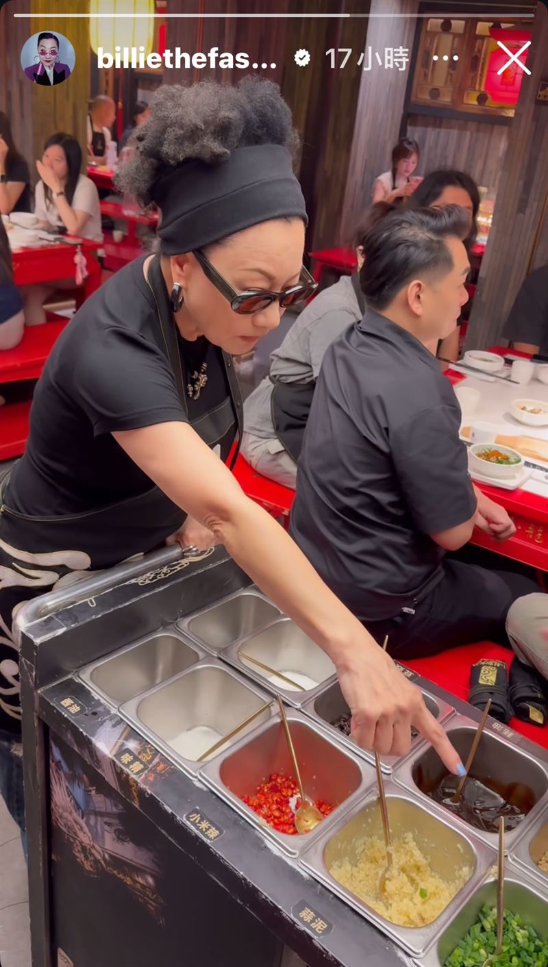 推推車叫喊!火鍋店服務生超熱情「竟是台灣重量級天后」 全場客人嗨翻「一窩蜂搶合照」
