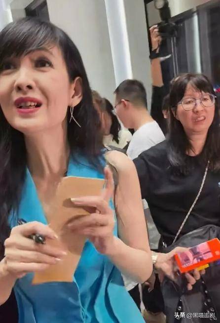 57歲周慧敏現身佛山,紙片人身材,走路一瘸一拐的