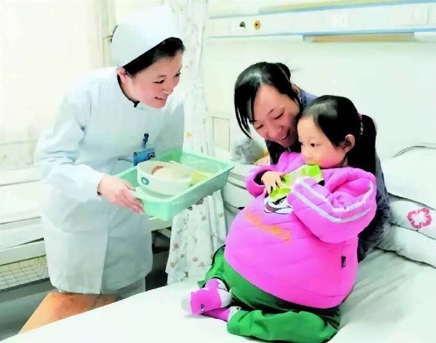 4歲女童腹大如孕，被醫判僅剩3個月！父母絕望之際，房東大姐「1句話」救了她