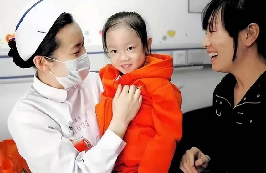 4歲女童腹大如孕，被醫判僅剩3個月！父母絕望之際，房東大姐「1句話」救了她