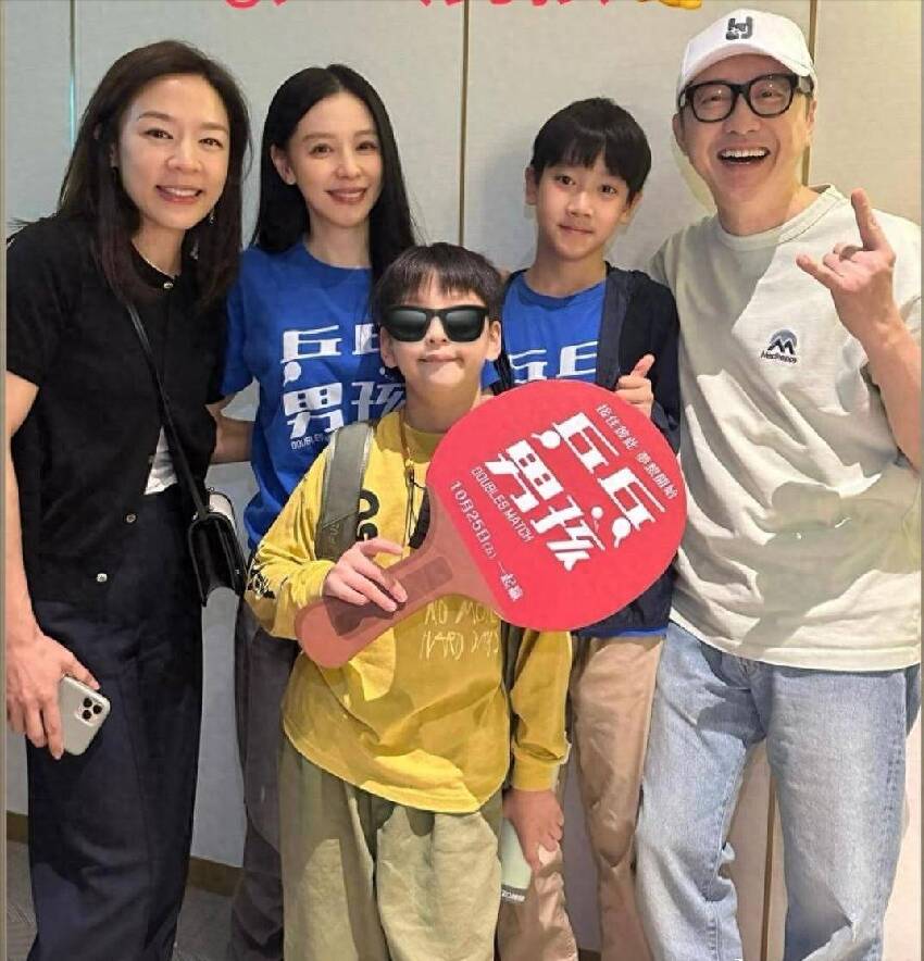 63歲庾澄慶家庭聚會,不見恩利身影,49歲二婚老婆顏值不輸伊能靜