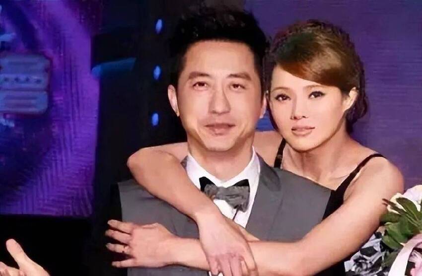 63歲庾澄慶家庭聚會,不見恩利身影,49歲二婚老婆顏值不輸伊能靜