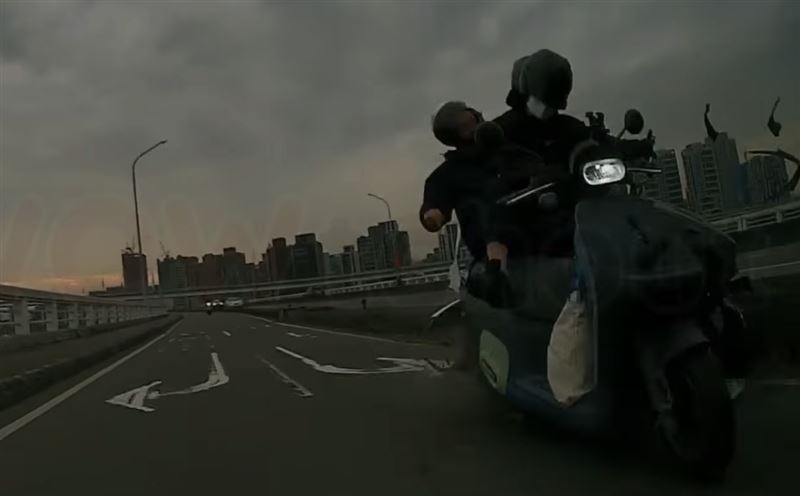 快訊/新北20歲男大生載22歲學姊！耍帥超車秀技術，她當場頸椎斷裂橋上斷魂