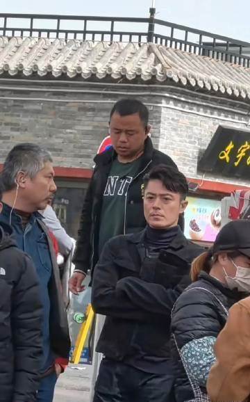 霍建華「真實狀態」引熱議！人群中眉頭緊鎖，一副愁眉苦臉的樣子，網友吐槽：像民工