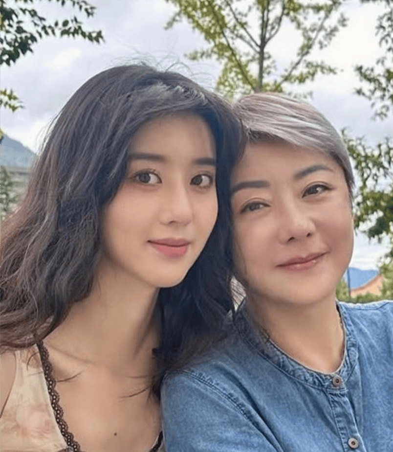難怪這麼囂張!著名女星被曝大罵中國人,她乾爹被扒後身份不簡單