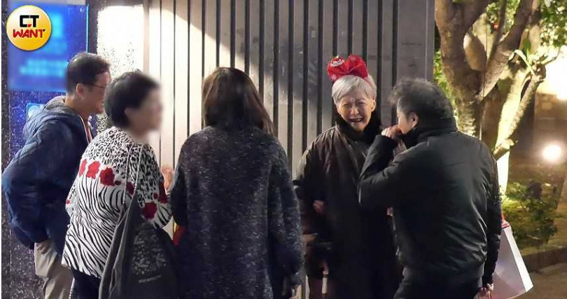 昔傳婆媳不合　庾澄慶攜愛妻幫94歲媽慶生互動全曝光　驚見大咖歌手