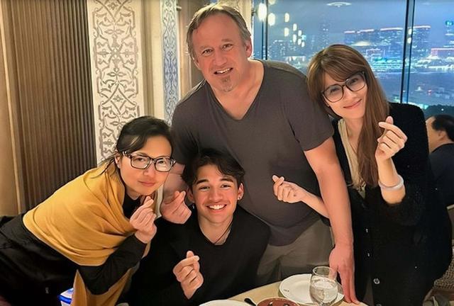 香港知名女星復出拍戲,滿臉雀斑頸紋明顯,拒絕整容想自然老去