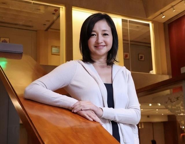 香港知名女星復出拍戲,滿臉雀斑頸紋明顯,拒絕整容想自然老去