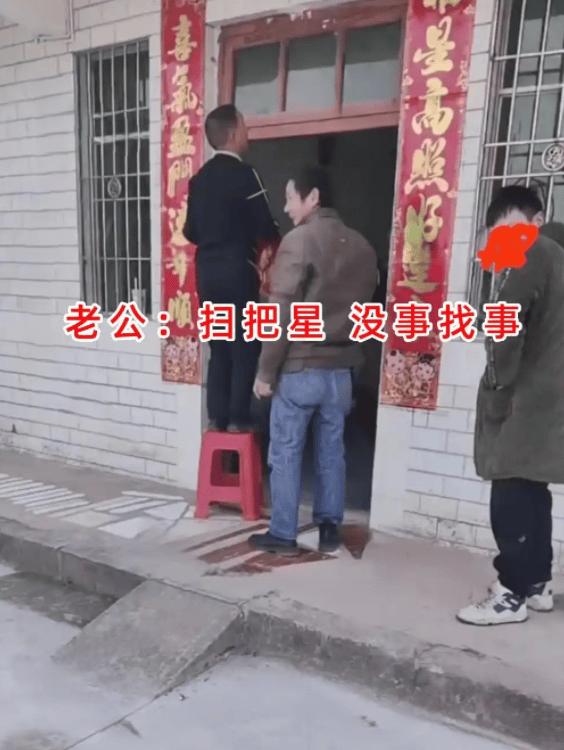 31歲女子一人忙年夜飯,憤怒摔魚,婆婆白眼:大過年的,摔給誰看