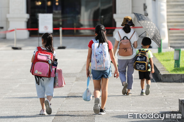 8歲兒子哭訴被同學排擠！爸爸第一時間「默默在家長群留1句」　隔天「對方主動道歉」老師狂誇：幹得漂亮