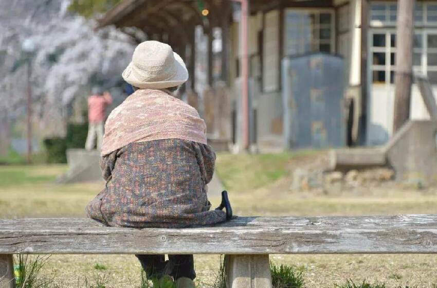 2年沒交租也沒催！暖心房東想起上門找，女租客竟已成白骨，鄰居的話令人瑟瑟發抖