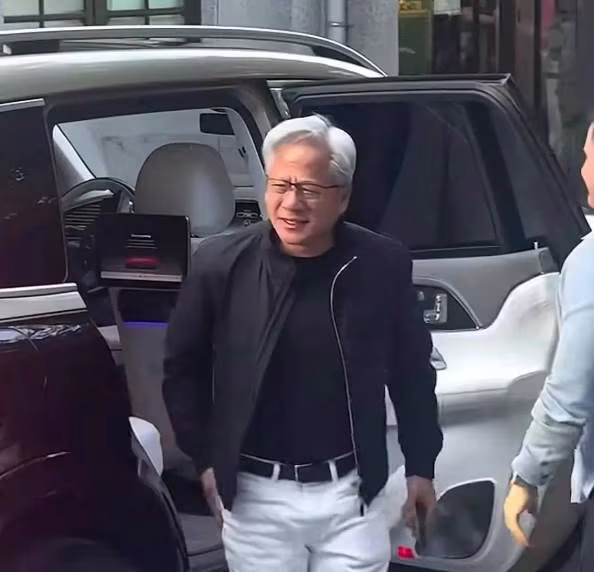 從不用弟弟名氣撈一分錢！黃仁勛親哥在台北低調度日，看懂了黃仁勛與哥哥的相處細節，才明白什麼是真正的中式親情！