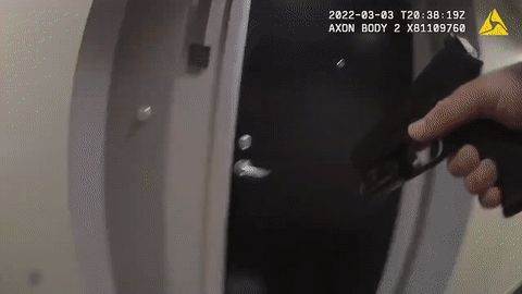 47歲華裔女博士被9名美警「連開18槍擊斃」警察:她持刀襲警拒繳管理費「審判結果」打臉全網