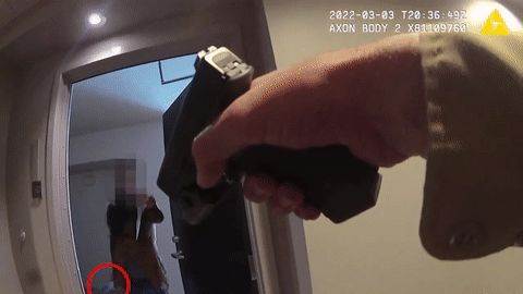 47歲華裔女博士被9名美警「連開18槍擊斃」警察:她持刀襲警拒繳管理費「審判結果」打臉全網