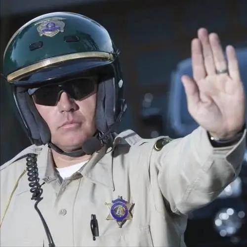 47歲華裔女博士被9名美警「連開18槍擊斃」警察:她持刀襲警拒繳管理費「審判結果」打臉全網