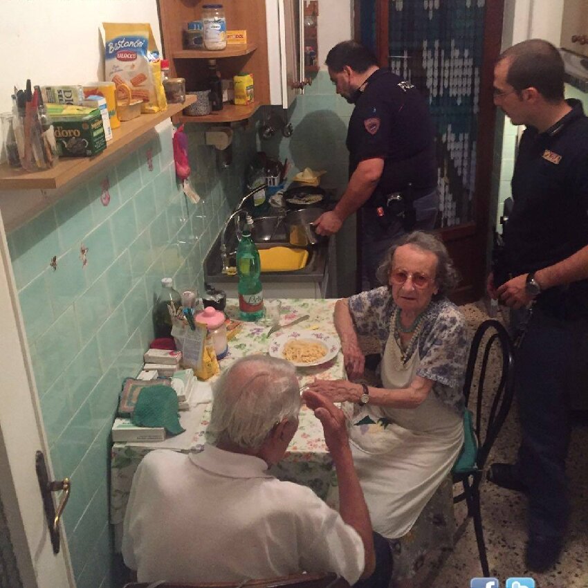 餓到受不了！87歲獨居奶奶「報警叫警察來煮飯」　警察不生氣「接著直奔奶奶家」超暖結局被讚爆❤️