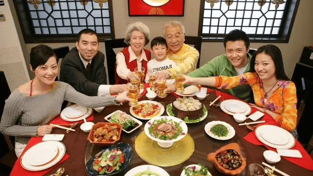 婆家12口人聚餐，丈夫叮囑我吃完飯快走，看了眼桌上的人我懂了