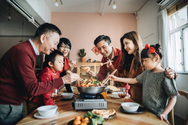 婆家12口人聚餐，丈夫叮囑我吃完飯快走，看了眼桌上的人我懂了