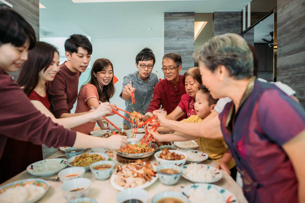 婆家12口人聚餐，丈夫叮囑我吃完飯快走，看了眼桌上的人我懂了