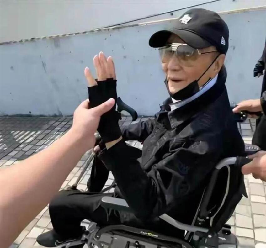 89歲謝賢前女友大曝隱私！兩人差49歲，男方早已手術，3年沒碰她